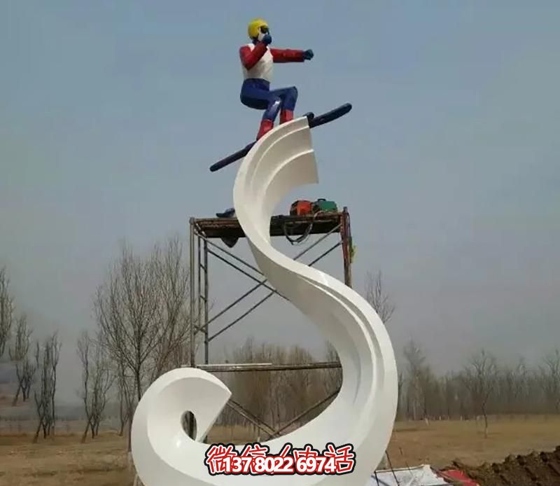 彩繪不銹鋼雕塑，把滑雪運動主題人物雕刻到廣場上