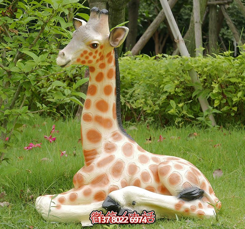 彩繪仿真動物玻璃鋼雕塑，營造出寧靜自然的公園草坪