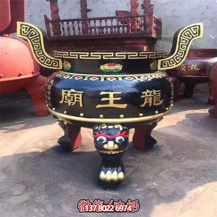 精美彩繪金漆圓形香爐，為寺廟添彩