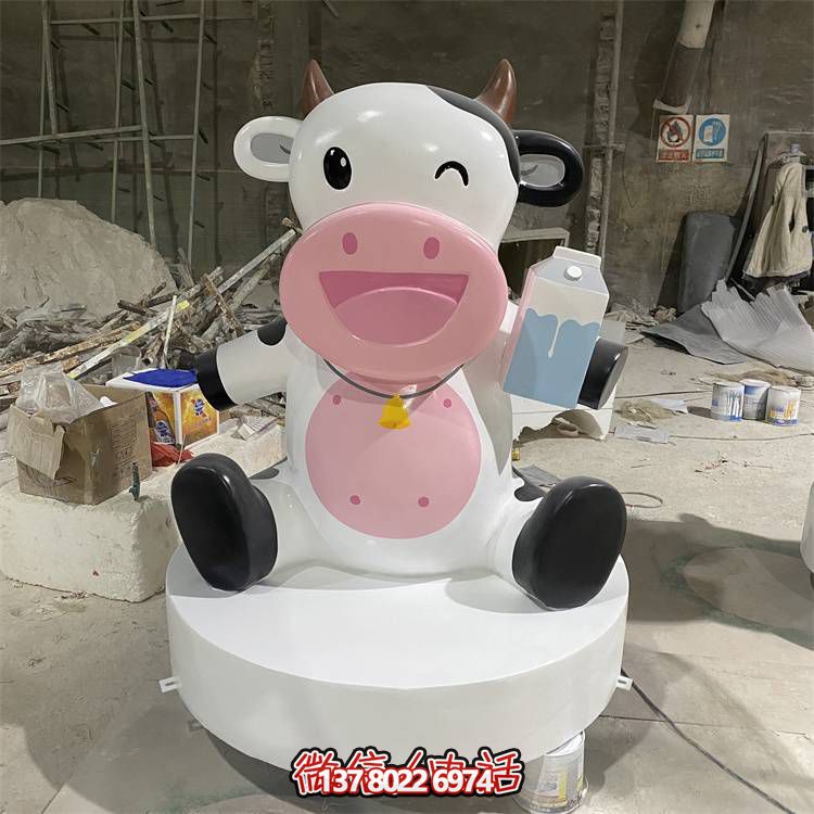 玻璃鋼雕塑，營造優(yōu)雅卡通奶牛公仔氣氛
