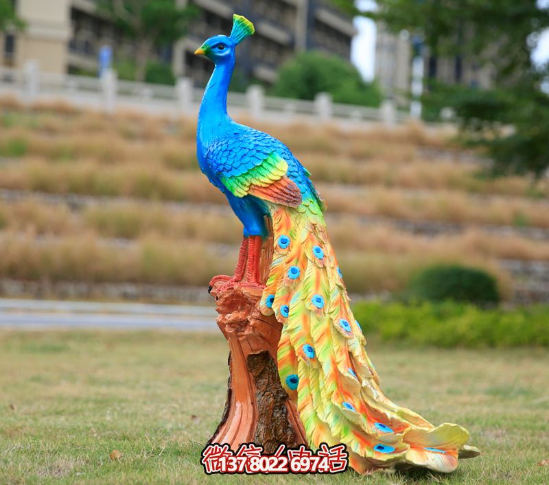 玻璃鋼孔雀雕塑，點(diǎn)綴公園草坪