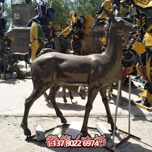 精美雕塑鹿，點綴園林景觀，增添藝術(shù)氣息