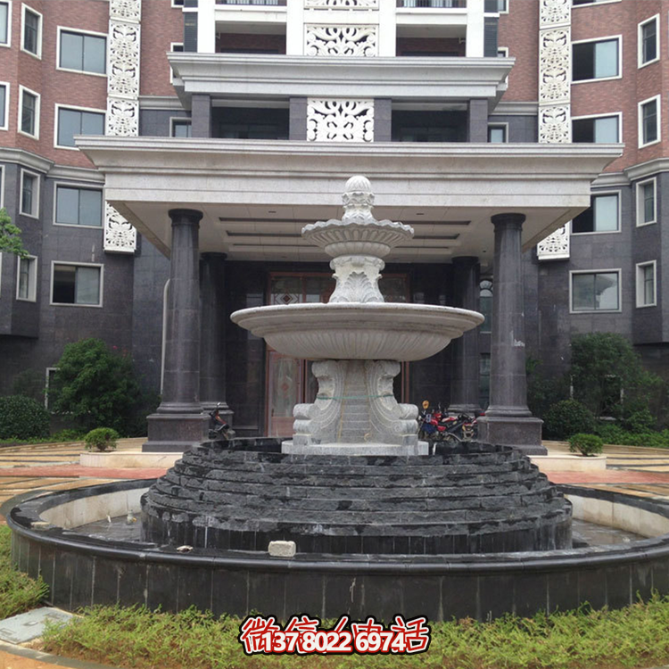 清新的雙層噴泉水雕裝飾，為辦公大樓門前增添靈動氣息