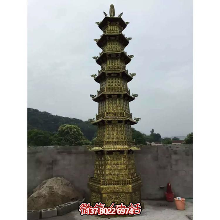 欣賞傳統(tǒng)文化，體驗(yàn)多層銅雕香爐的大型景區(qū)