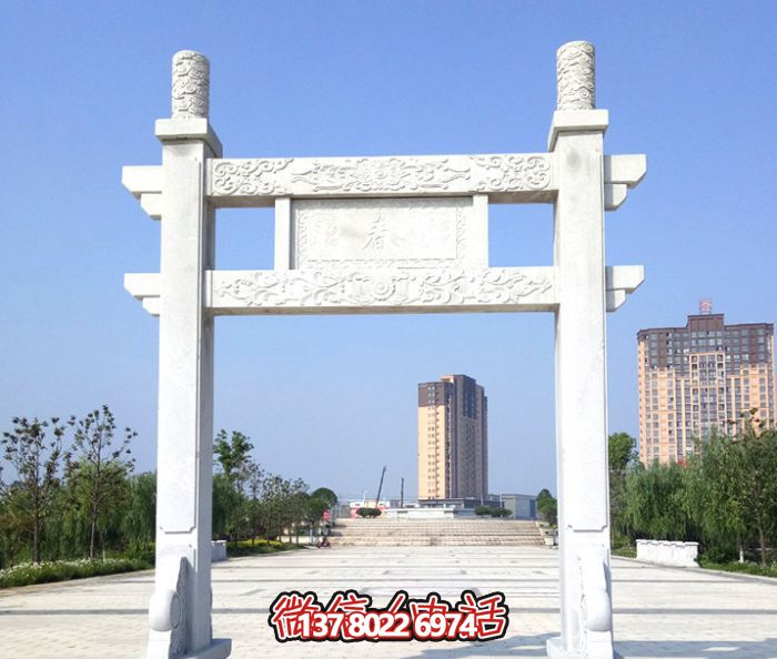 簡易大理石牌樓，為公園廣場擺放單門