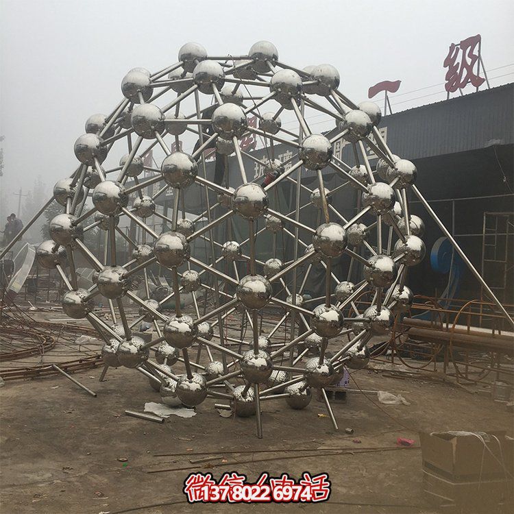 不銹鋼鏤空雕塑，為戶外景觀增添獨特色彩