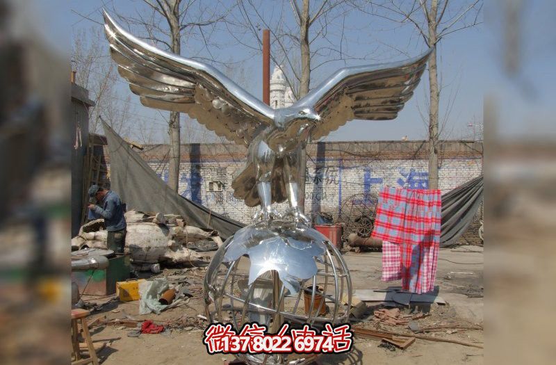 休息時刻，欣賞不銹鋼老鷹雕塑