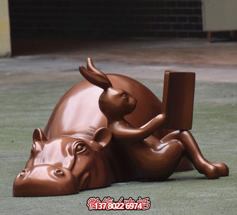 玻璃創(chuàng)意海馬雕塑，擺放于場內(nèi)，點(diǎn)綴你的生活