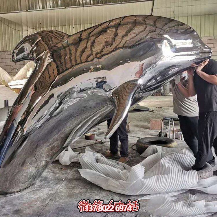 大型抽象鏡面不銹鋼鯨魚，展現(xiàn)室外精彩生活