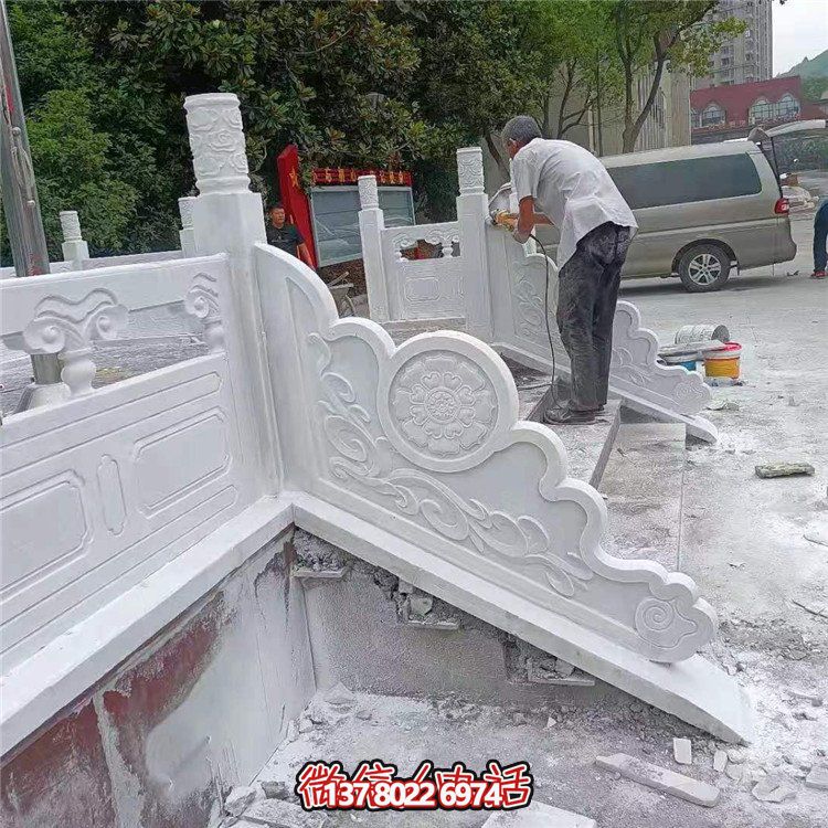 漢白玉旗臺欄板欄桿安裝，細(xì)節(jié)打磨處理