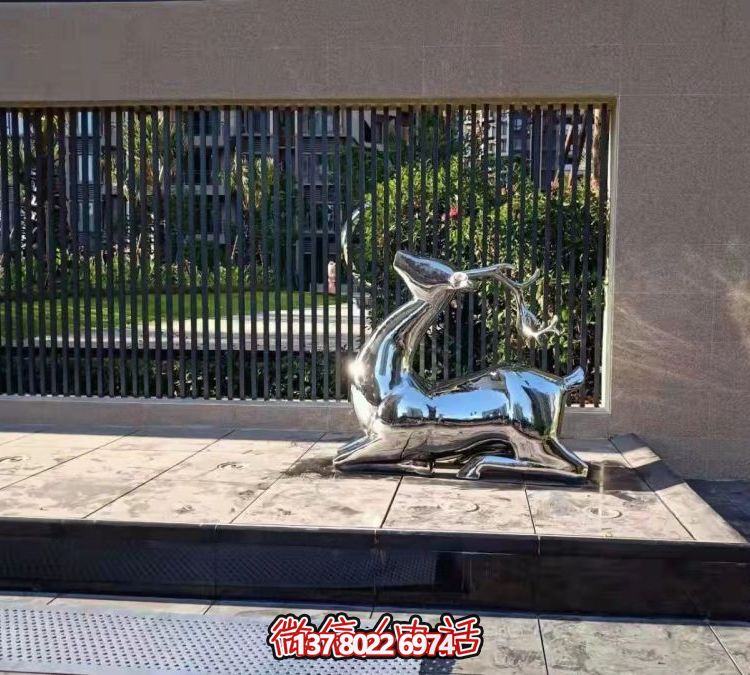 抬頭跪地鹿雕塑，地產(chǎn)售樓部鏡面不銹鋼鹿動物擺件